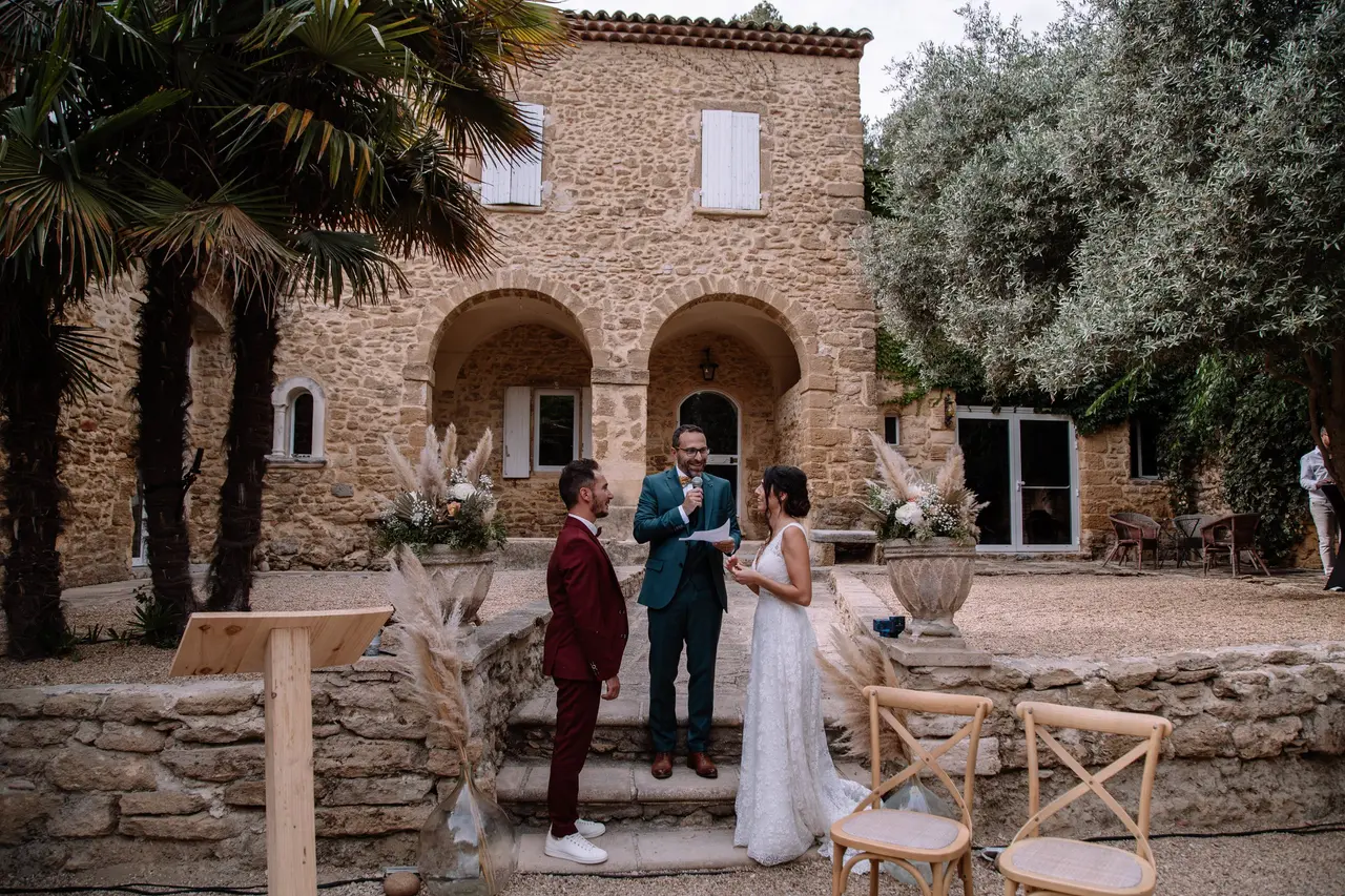 Cérémonie devant la façade de l'Abbaye