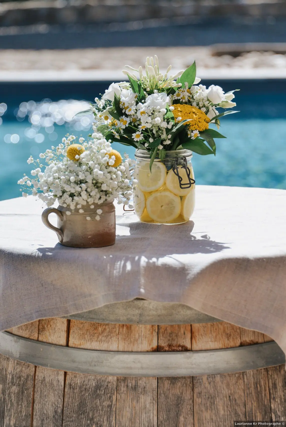 Détail floral au bord de la piscine