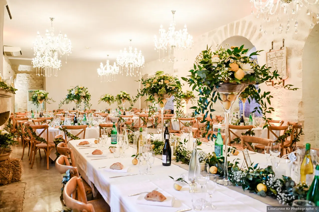 Grande salle voûtée dressée pour un dîner de mariage