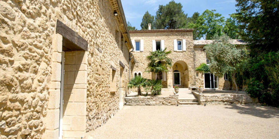 Façade de pierre de l'Abbaye du Grand Gigognan