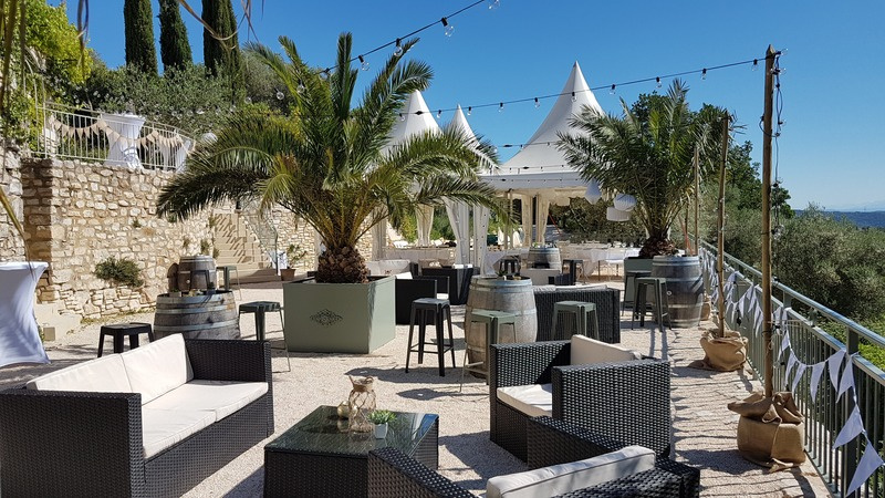 Brunch et pool party sur la terrasse face à la vallée