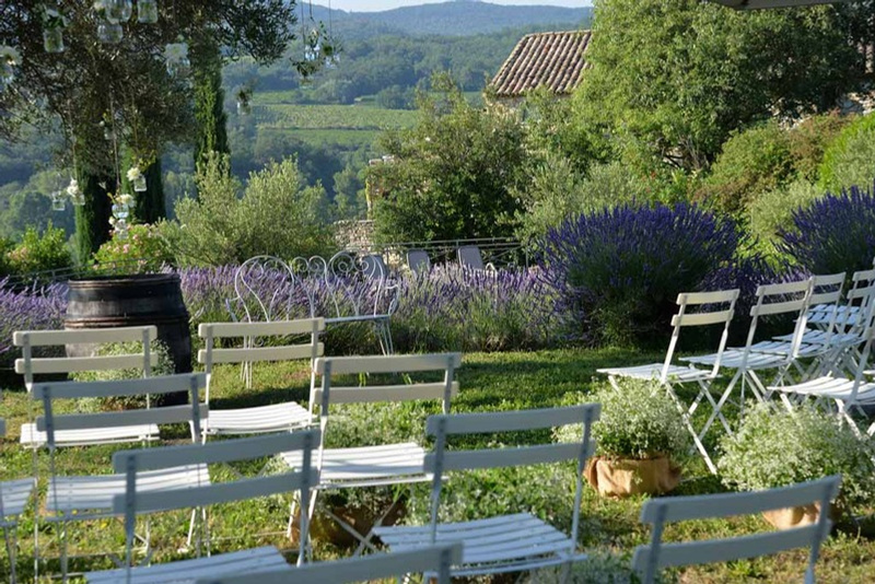 Cérémonie devant les lavandes face à la vallée
