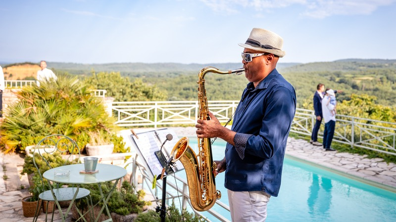 Cocktail au bord de la piscine avec saxophoniste et vue panoramique