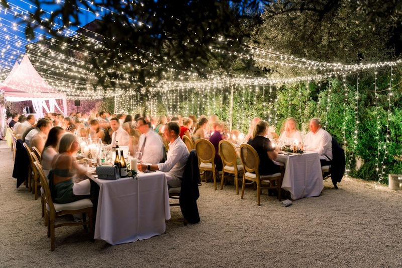 Dîner sur la terrasse de l'oliveraie sous une voûte de lumières guinguettes