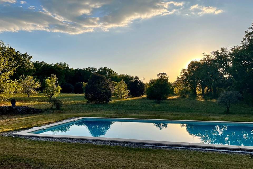 Domaine mariage Marseille : piscine du Domaine de Montaud au coucher du soleil, à Châteauvert dans le Var