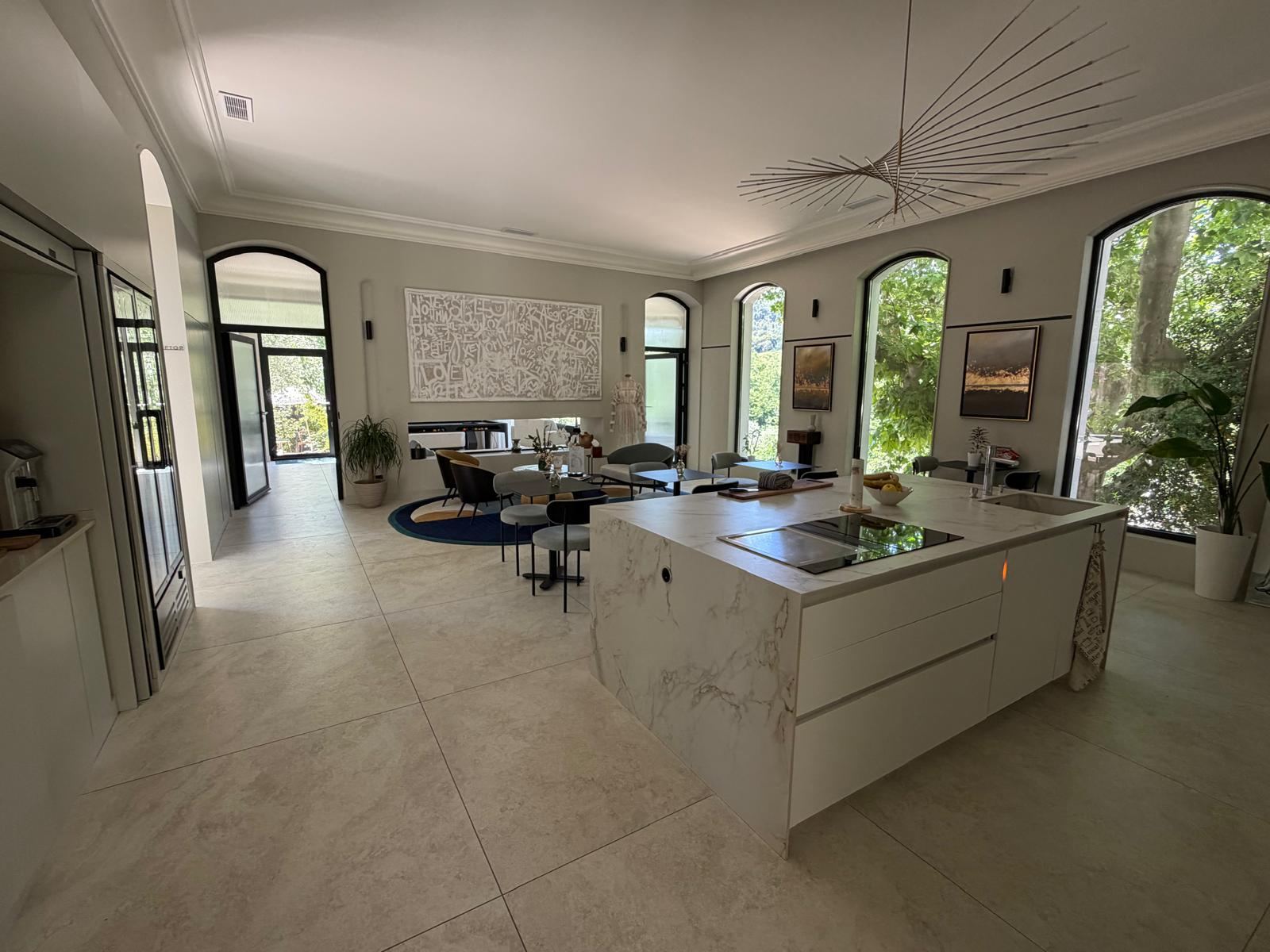 Villa contemporaine en location saisonnière — intérieur haut de gamme