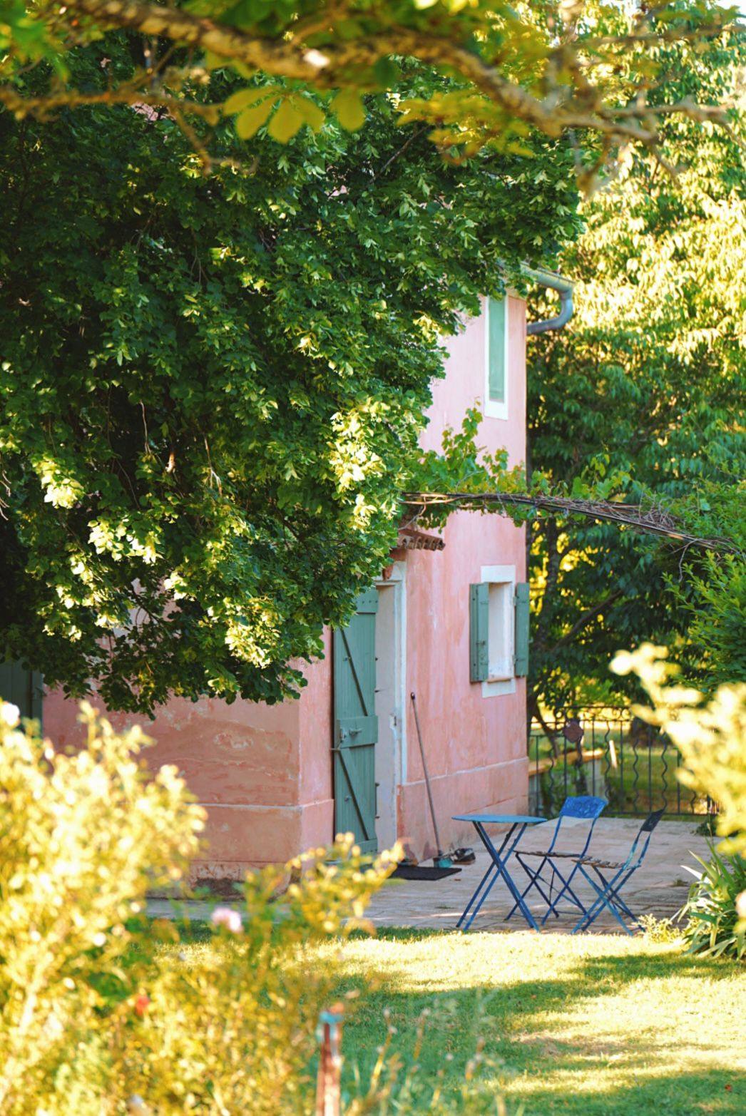 Gîte Les Garçins, façade rose et volets en bois