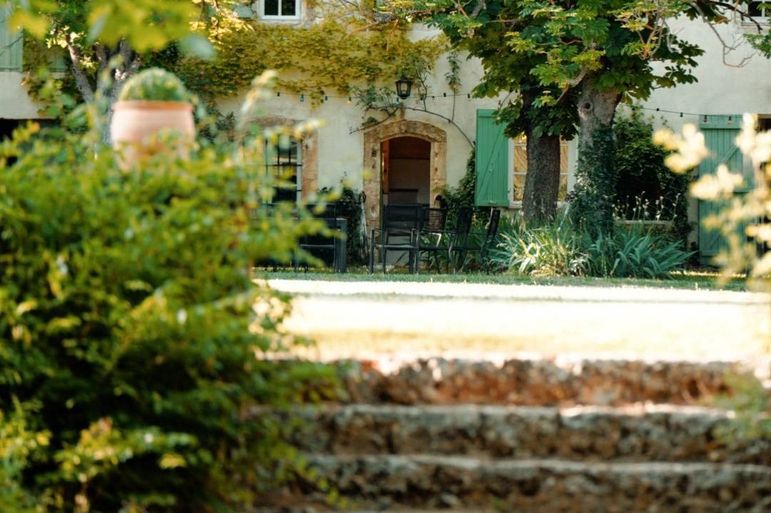 Maison provençale du Domaine de Montaud avec arche en pierre