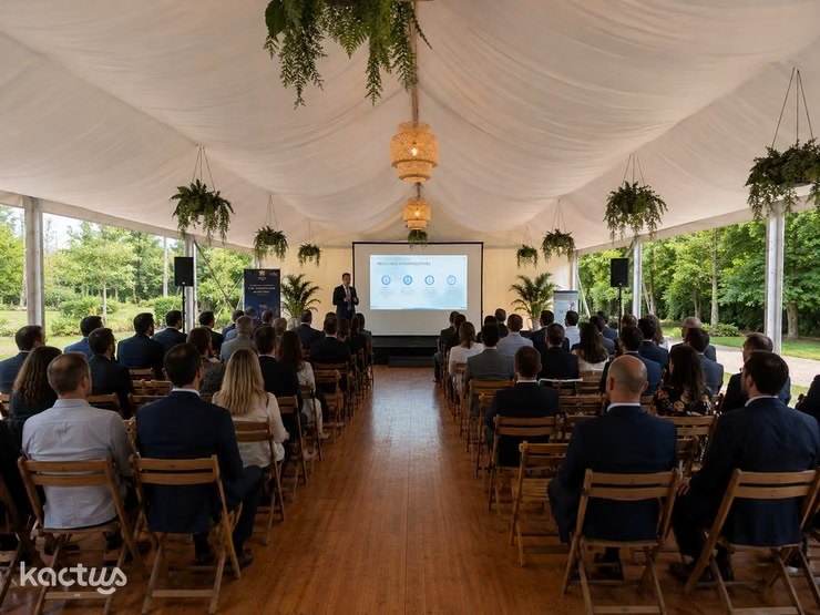 Conférence d'entreprise sous la tente de l'Oasis du Saule